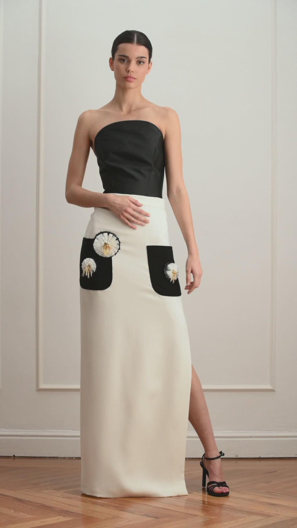 Falda larga blanca con bolsillos en negro