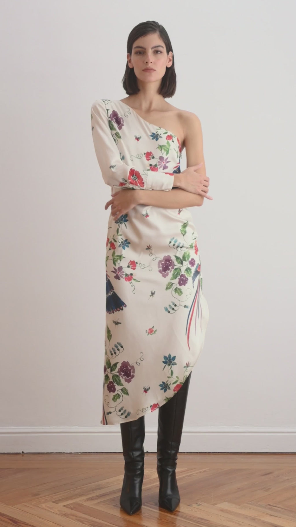 Video del vestido midi asimétrico estampado