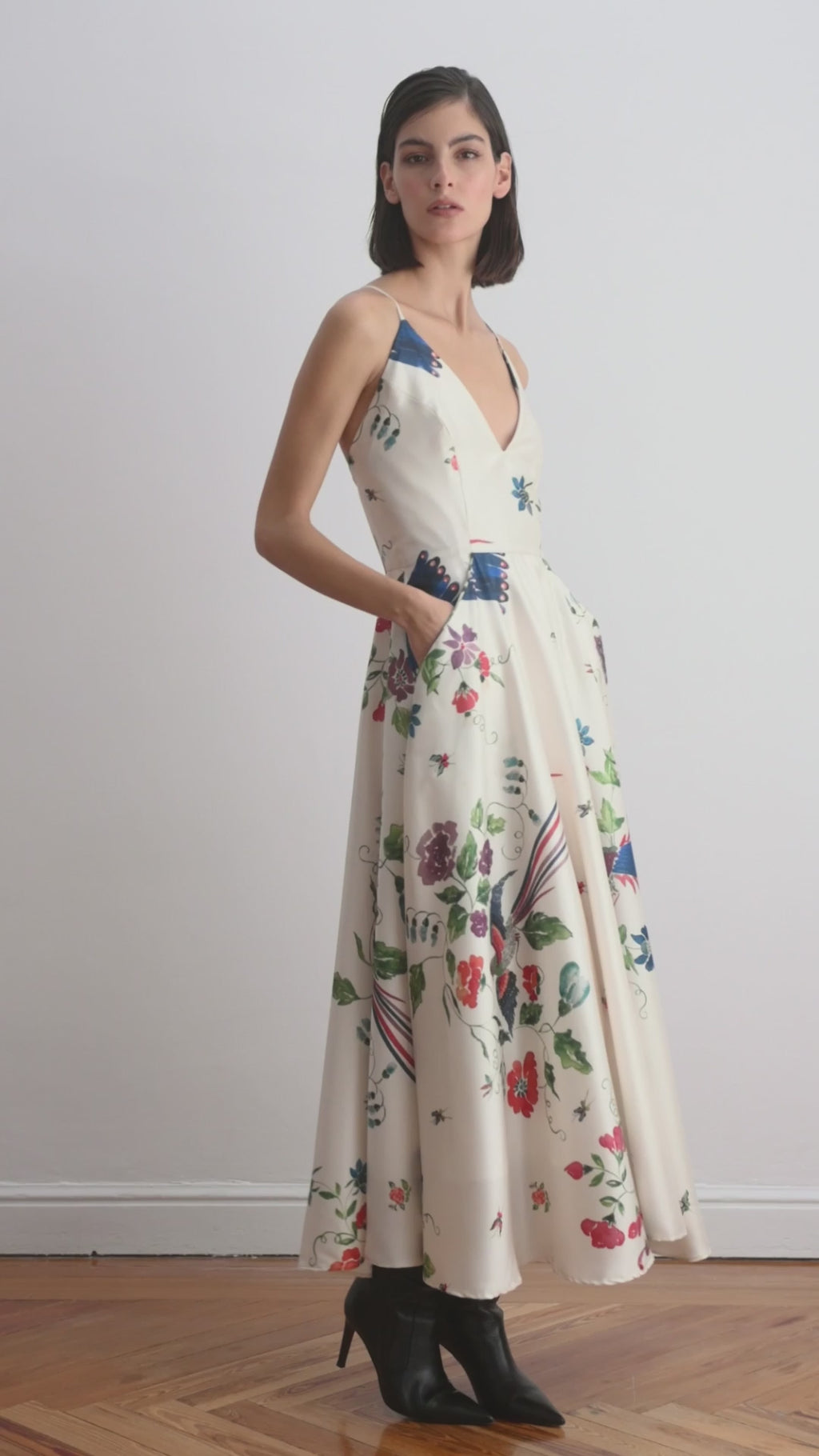 video del vestido midi con vuelo estampado