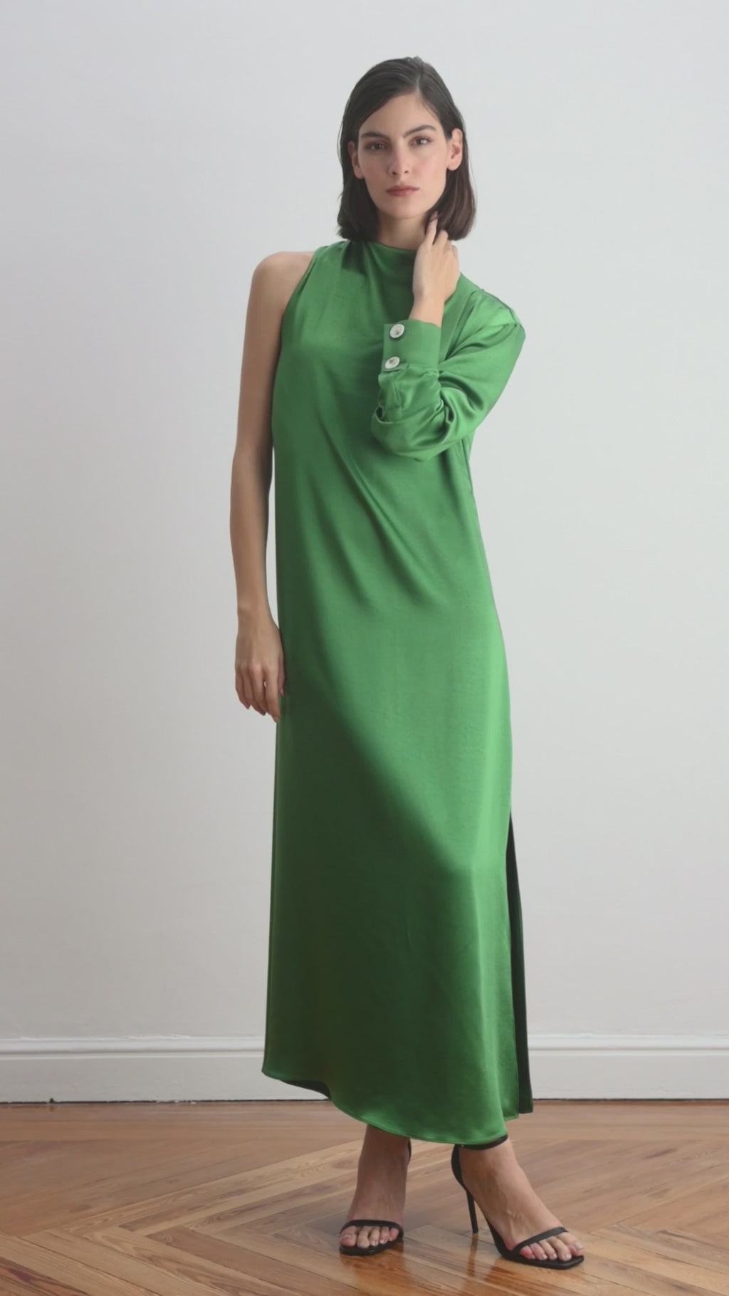 Video del vestido midi asimétrico color verde