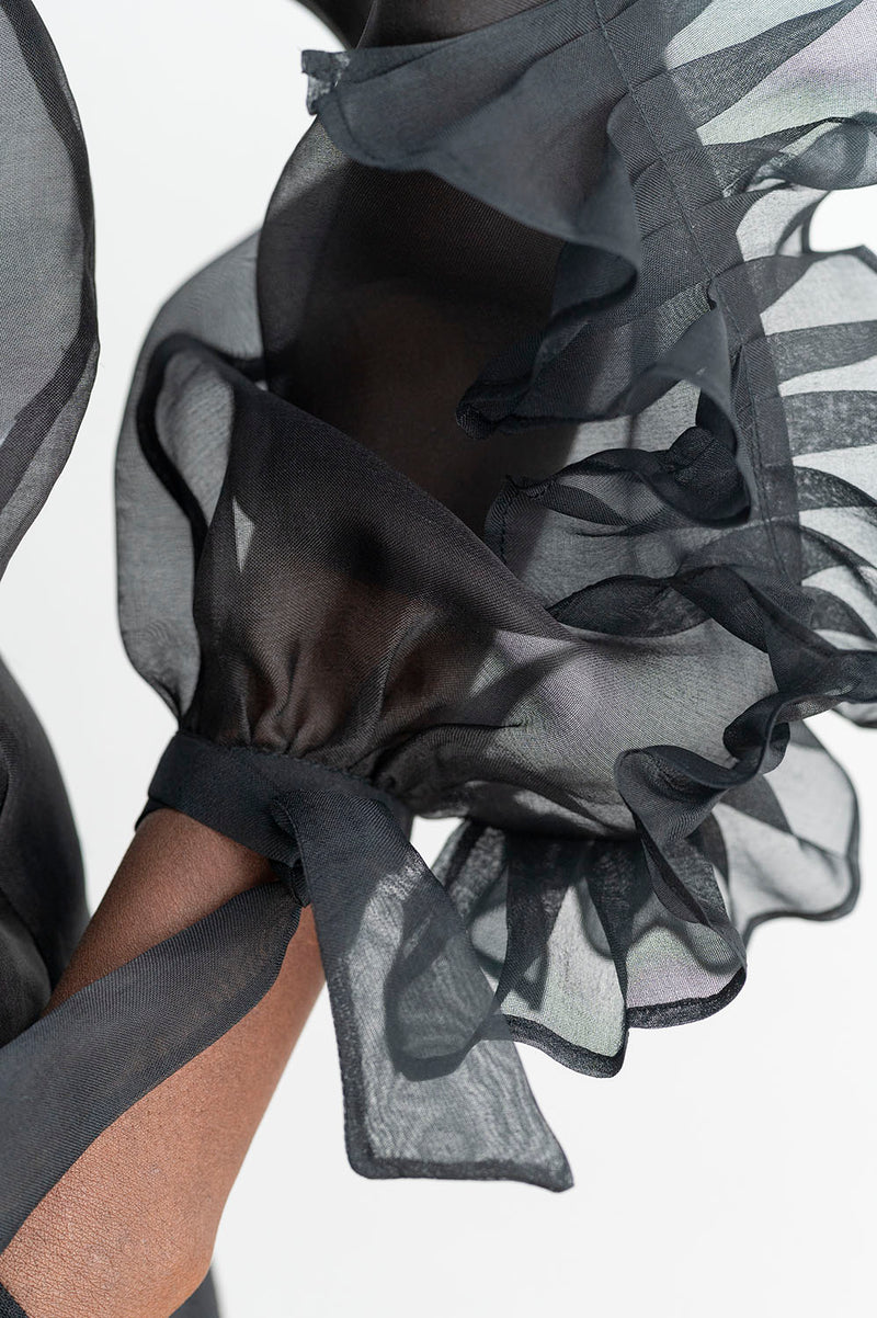 Detalle manga de la Blusa de Manga Larga con Volante en Puño Negro