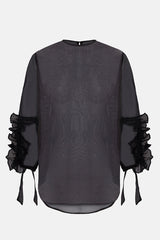 Silueta de la blusa de manga abullonada con plisados negro