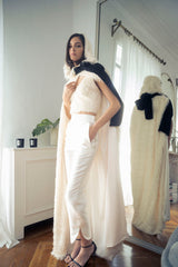 Capa larga con capucha novia look