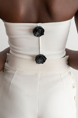 Detalle botones porcelana del top drapeado color crudo