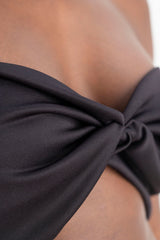 Detalle del top drapeado negro