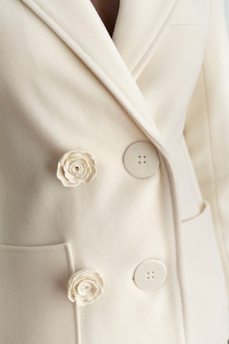 Detalle botones del abrigo cruzado color crudo