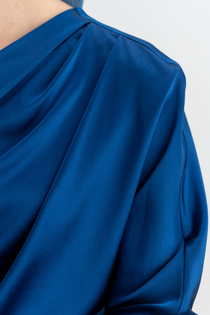 Detalle  hombro de la Blusa Drapeada Asimétrica Azul