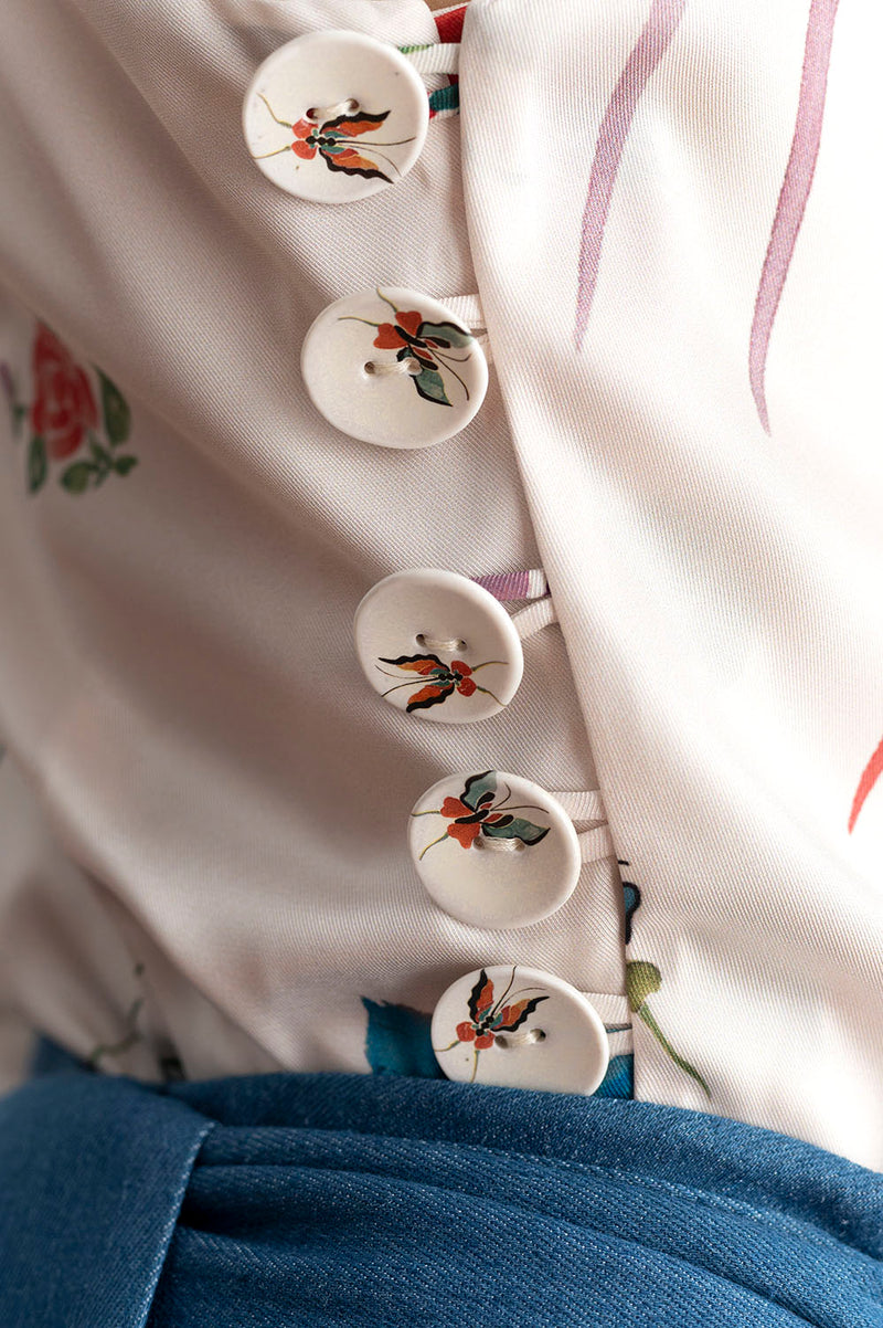 Detalles de los botones de la Blusa Drapeada Asimétrica Estampado