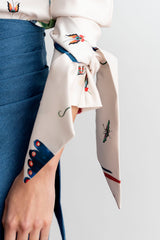 Detalle puño de la Blusa Drapeada Asimétrica Estampado