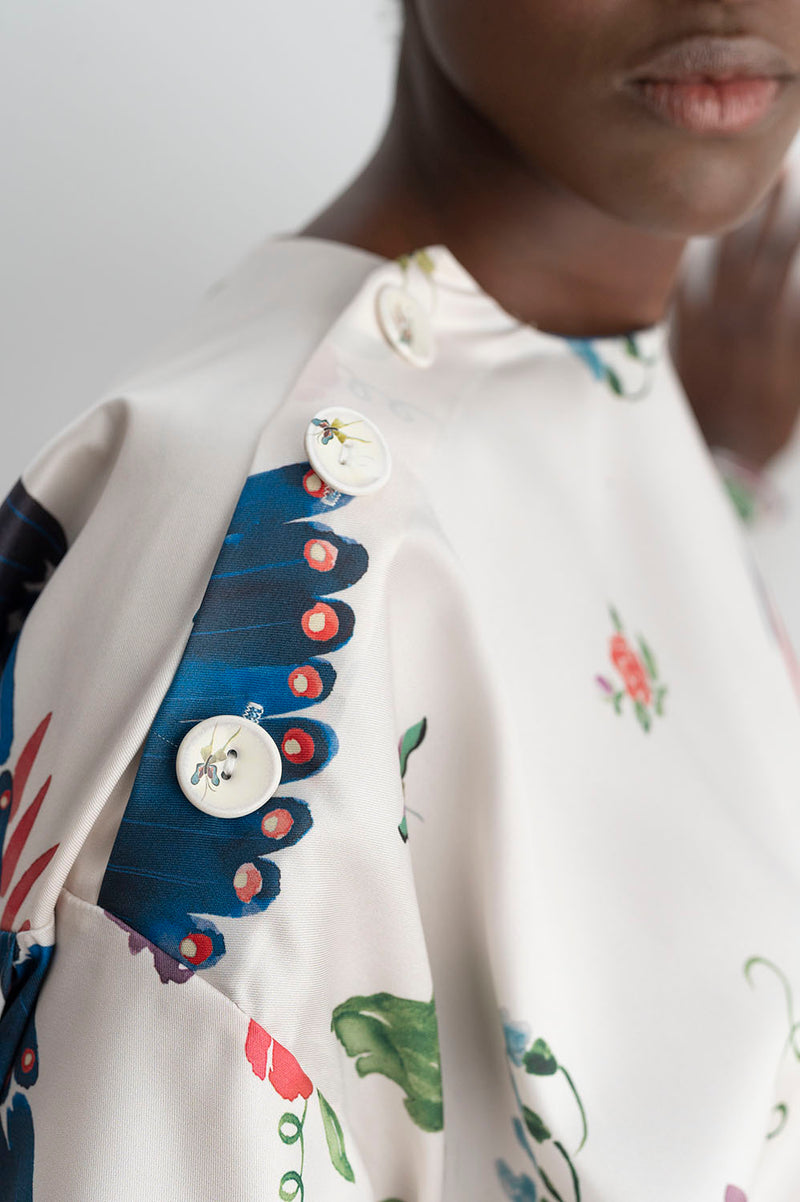 Detalle botones porcelana de la Blusa con Mangas Abullonadas Estampado