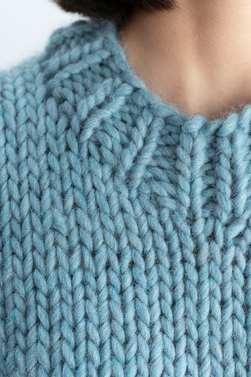 Detalle cuello Jersey Oversize Azul