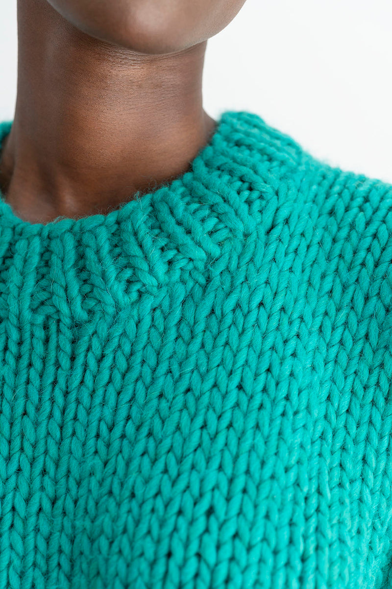 Detalle cuello del Jersey Oversize Verde Aguamarina