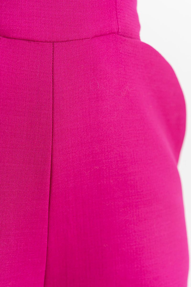 Detalle bolsillo del mono con espalda cruzada color rosa frambuesa