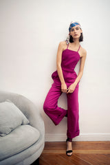 Lookbook del mono con espalda cruzada color rosa frambuesa