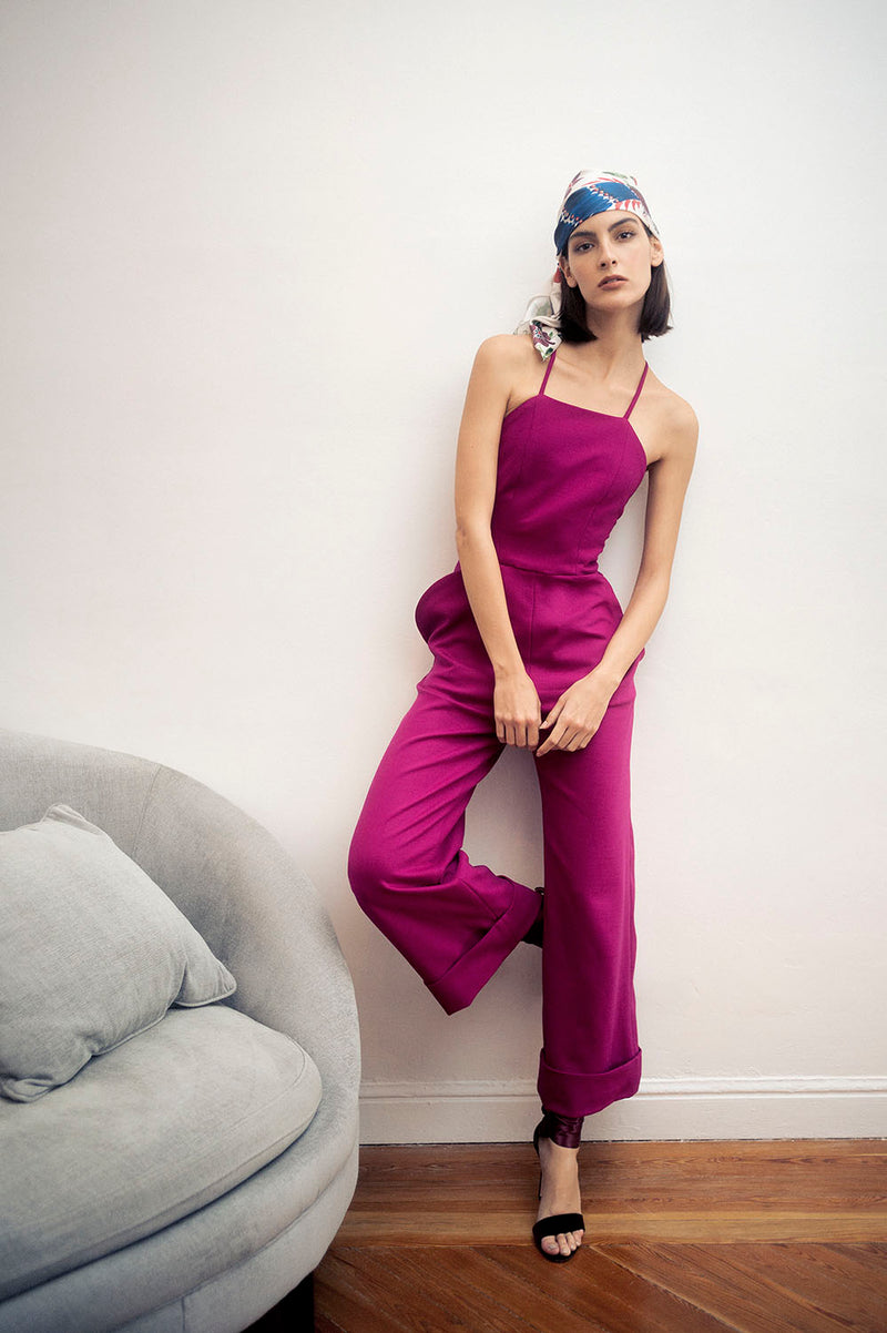 Lookbook del mono con espalda cruzada color rosa frambuesa