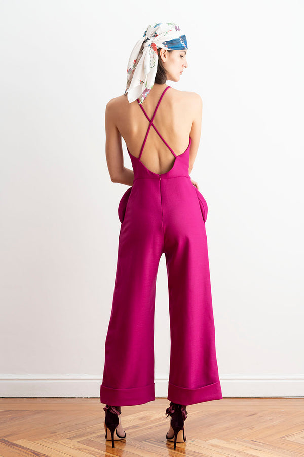 Modelo de espaldas con el mono con espalda cruzada color rosa frambuesa