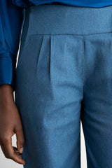 Detalle del pantalón recto talle alto denim