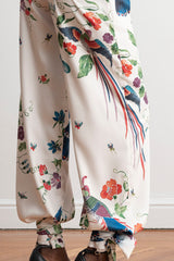 Detalle del pantalón recto talle alto estampado