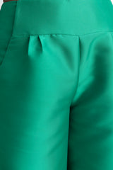 Detalle del pantalón recto talle alto color verde
