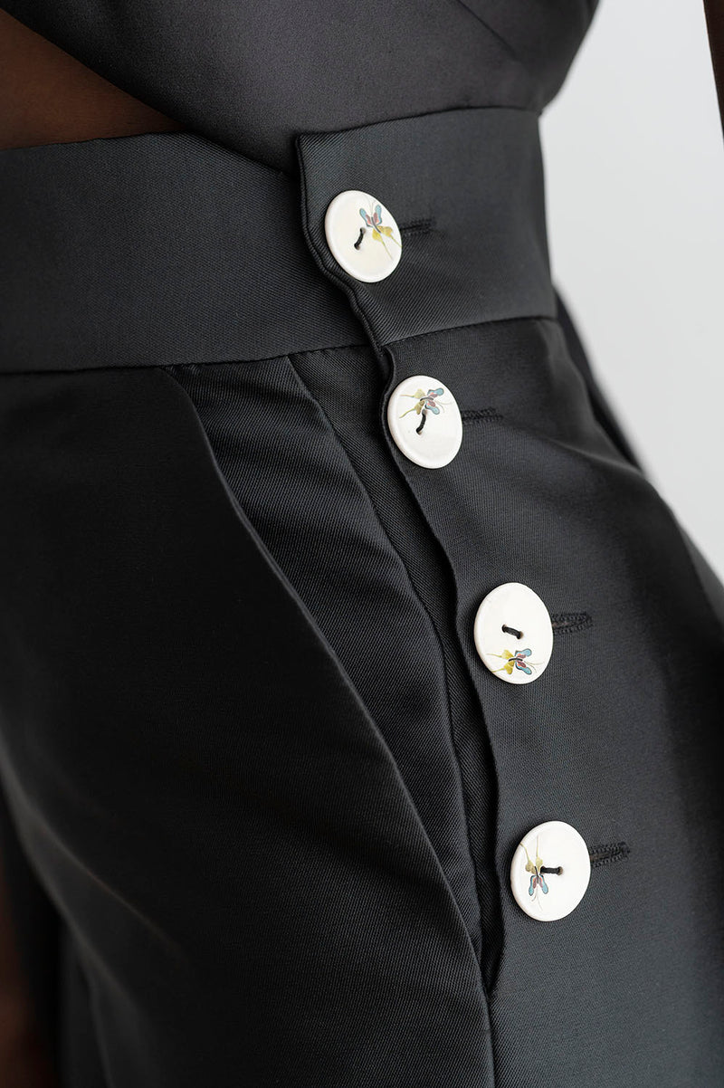 Detalle botones del Pantalón Talle Alto Negro