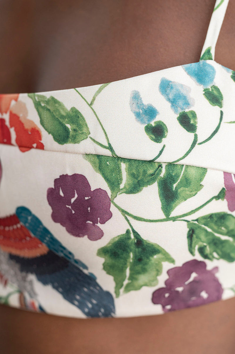 Detalle del top de tirantes estampado