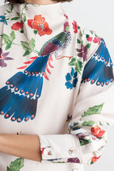Detalle manga y cuello del vestido midi asimétrico estampado