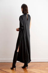 Espalda del vestido midi asimétrico color negro