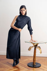 Lookbook del vestido midi asimétrico color negro