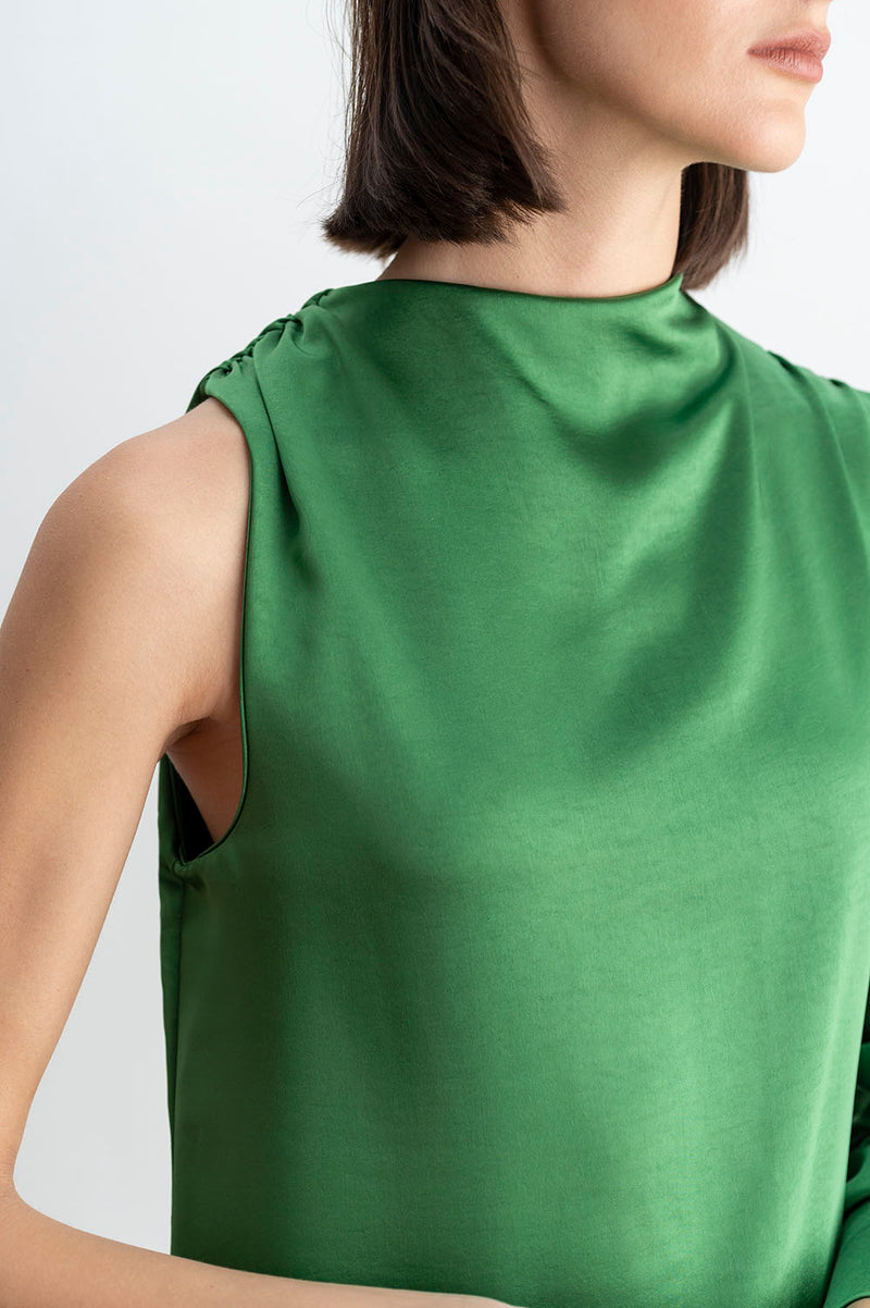 Detalle cuello del vestido midi asimétrico color verde esmeralda