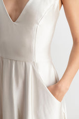 Detalle bolsillo del vestido midi con vuelo en color ostra