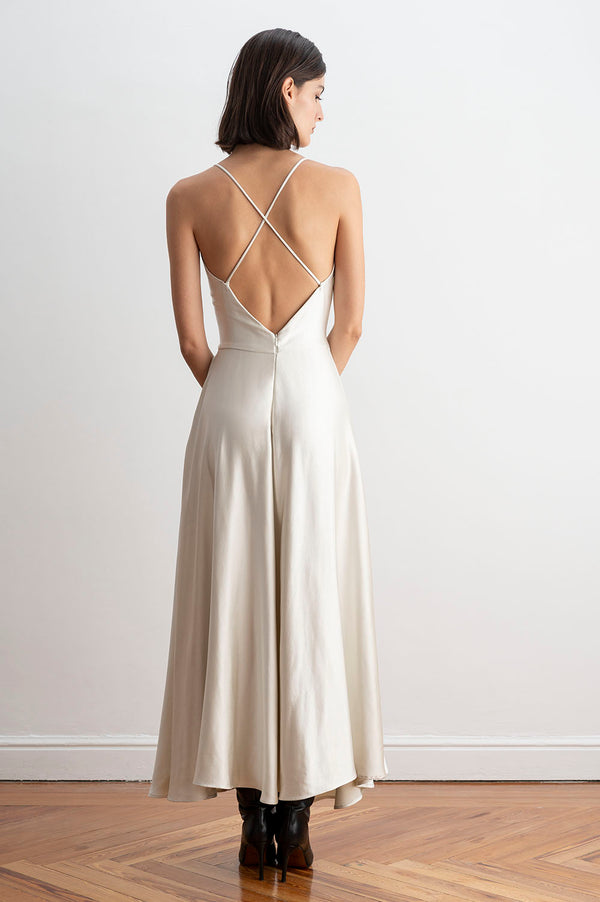 Espalda del vestido midi con vuelo en color ostra