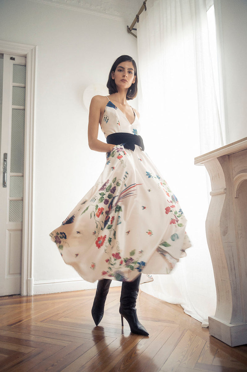 Lookbook del vestido midi con vuelo estampado
