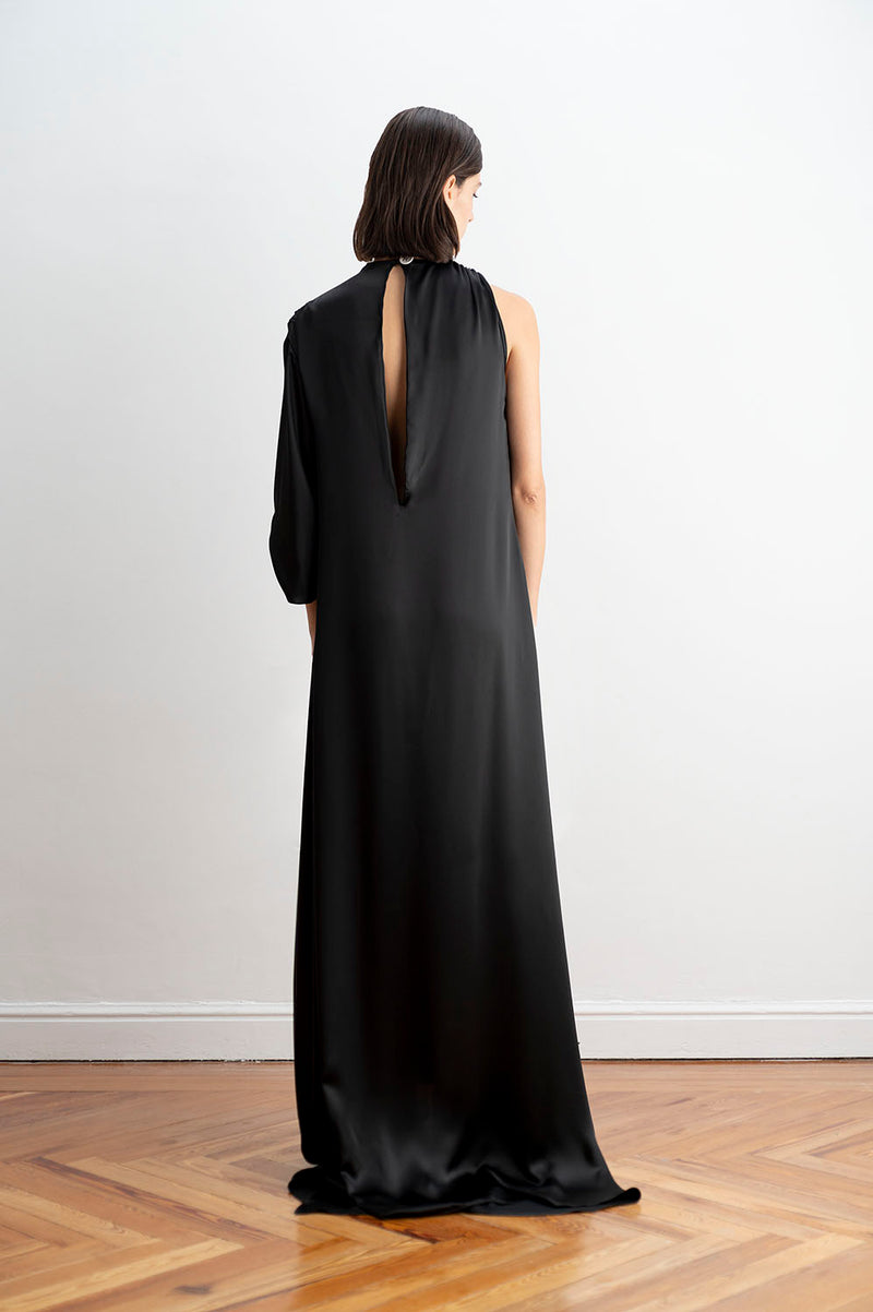 Espalda del vestido de noche asimétrico color negro