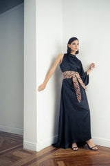 Lookbook del vestido de noche asimétrico color negro