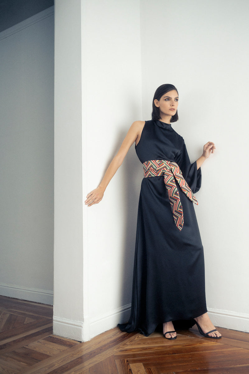 Lookbook del vestido de noche asimétrico color negro