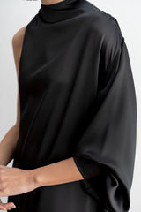 Detalle manga del vestido de noche asimétrico color negro