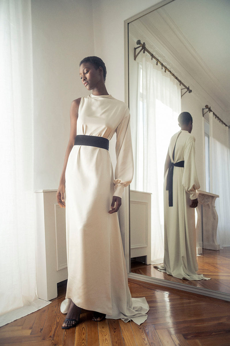 Lookbook del vestido de noche asimétrico color blanco roto