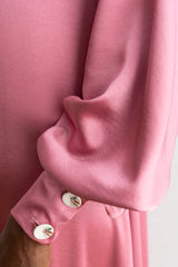 Detalle de los botones del vestido de noche asimétrico color rosa